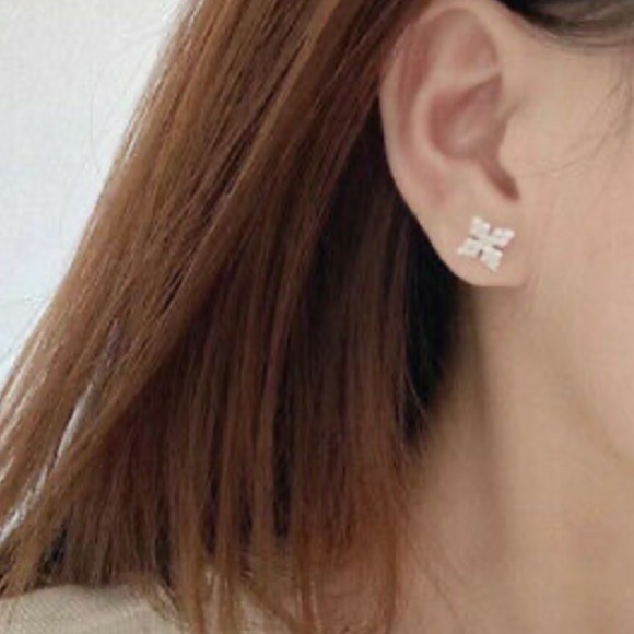 New Pretty 925 Sterling Silver Stud Earrings - Picture 5 of 5